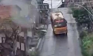 Vídeo flagra momento em que micro-ônibus desliza em ladeira de Manaus