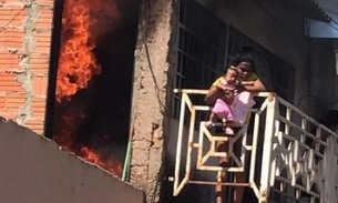 Avó joga neta da sacada de casa para salvá-la de incêndio