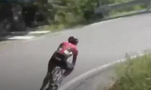 Vídeo chocante mostra homem caindo de penhasco durante prova de ciclismo