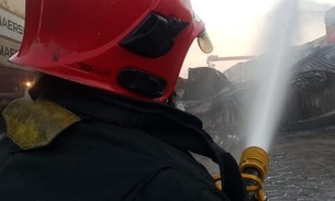 Contêiners continuam em chamas um dia após raio atingir o Porto Chibatão