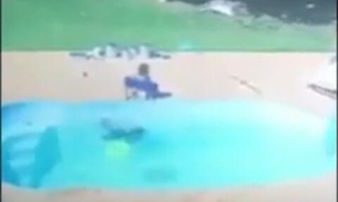 Vídeo mostra menino de 3 anos salvando amigo de afogamento em piscina 