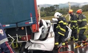 Vídeo: três morrem após carro bater na traseira de caminhão em estrada