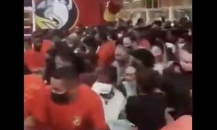 Vídeo bizarro mostra multidão ignorando coronavírus e invadindo loja 