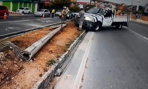 Motorista fica ferido ao 'arrancar' poste durante acidente em Manaus
