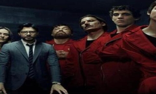Ator de La Casa de Papel posa nu em frente ao espelho e quase mostra demais