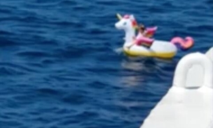 Criança é resgatada em alto-mar em boia de unicórnio; Veja vídeo