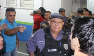 Médico, acuado, se enrola em capa preta. Veja mais fotos