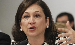 Barraco: Ministra Kátia Abreu atira copo no tucano Serra