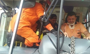 Colisão entre dois ônibus deixa motorista preso às ferragens