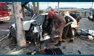 Motorista fica encarcerado em carro após colidir com poste em Flores