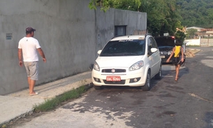 Taxista é feito refém enquanto bandidos cometem assaltos com carro