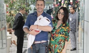 Alexandre Nero e Karen Brusttolin deixam maternidade com filho