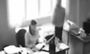 Vídeo mostra funcionária se jogando de prédio após levar bronca do chefe