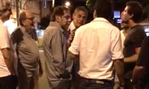 Chico Buarque se envolve em discussão no meio da rua defendendo o PT