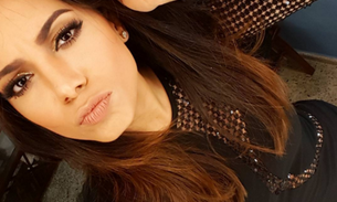 ​Anitta empina bumbum de biquininho em passeio de barco