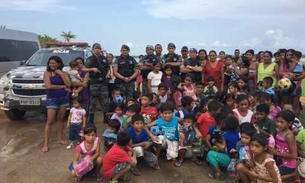 “Ursinhos carinhosos” entregam brinquedos a crianças ribeirinhas do AM