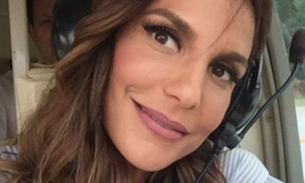 ​ Que peixão, hein? Ivete Sangalo posa de sereia na piscina de casa