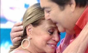 Cílios postiços de Susana Vieira caem ao vivo e internautas não perdoam