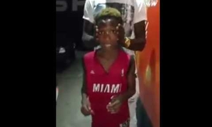 Menino gira corpo em 180 graus sem mover cabeça e intriga internautas