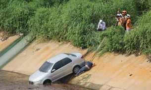 Carro cai dentro de igarapé na Compensa 