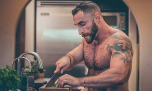 Conheça o chef de cozinha que ensina as receitas nu