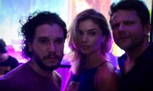 Ator de “Game of Thrones” posa com Grazi Massafera em aniversário de Selton Mello