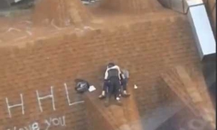 Casal é flagrado na maior pegação em telhado de prédio 