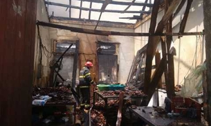 Casa pega fogo no Centro de Manaus