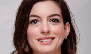 Anne Hathaway exibe barrigão de grávida em foto de biquíni