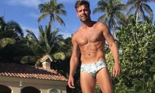 Ricky Martin mostra tanquinho aos 44 anos e causa furor na internet