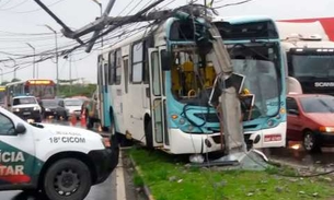 Ônibus bate em poste, fere passageiros e deixa trânsito lento