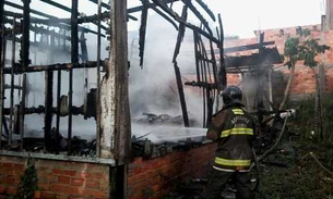 Casa de madeira é destruída por incêndio causado por usuários de drogas