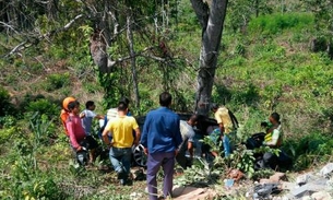 Carro bate em poste, capota e cai em barranco na Torquato Tapajós