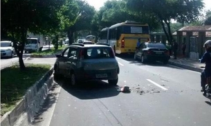 ​Carro tenta ultrapassar ônibus e bate em Uno parado
