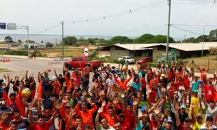 Ponte Rio Negro é fechada por funcionários de estaleiro sem pagamento