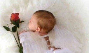 Bebê morre com a cabeça prensada após mãe deixa-lo sozinho dentro do carro