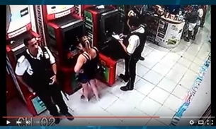 Vigilante é flagrado furtando dinheiro de mulher em caixa eletrônico