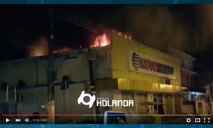 Bombeiros lutam para combater incêndio em loja do AM