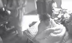 Com câmera escondida, homem flagra esposa tentando matar sua mãe