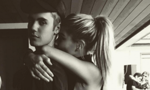 Justin Bieber exibe novo visual, ostenta carrão e nova namorada  