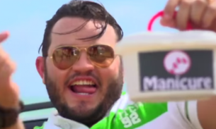 Já viu? Fabíola volta a fazer as unhas em clipe oficial do ‘Gordinho da Saveiro’