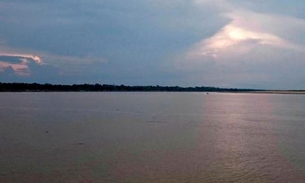 Com farda da PM e fuzis, quadrilha assalta balsa no Amazonas