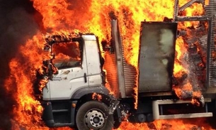 Caminhão repleto de cartelas de ovos pega fogo na Av. do Turismo