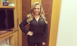 Christina Rocha posta foto de biquíni e impressiona com corpão aos 58 anos