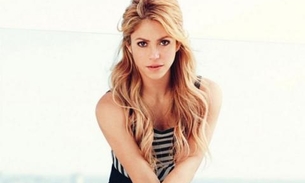 Shakira posta foto de cara limpa e impressiona por beleza natural