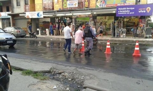 PM ajuda idoso a atravessar rua e foto repercute na web