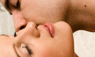 Maioria prefere beijar amante do que marido/mulher durante sexo 