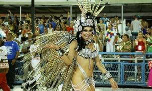 Sheislane Hayalla mostra samba no pé em desfile no Rio de Janeiro