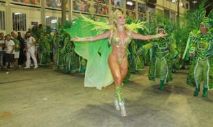 Juju Salimeni exibe bumbum empinado com quase nada de fantasia no Carnaval