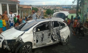 Em fuga, dupla colide carro em poste após assalto em Manaus